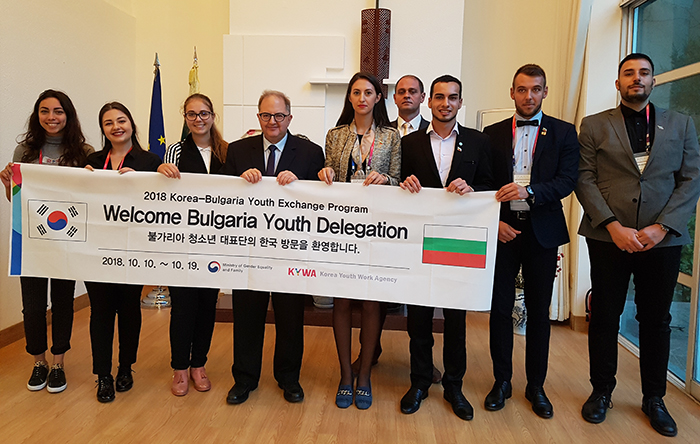 Bulgarian ambassador to Korea Peter Andonov and a visiting Bulgarian delegation pose for a photo in Seoul. 